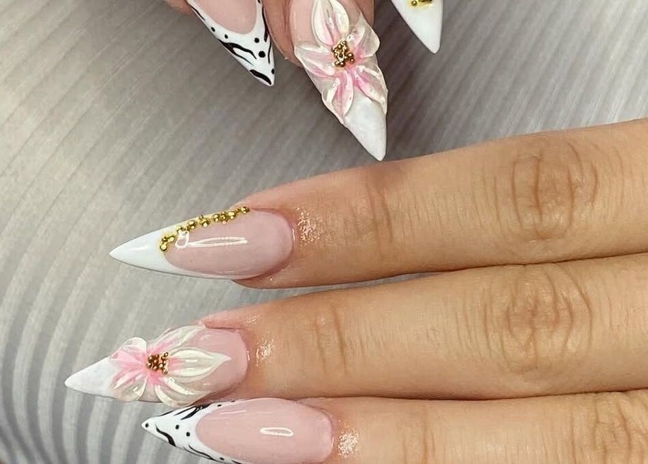 Εντυπωσιακά νύχια με σχέδιο λουλουδιών στο V K, Ηράκλειο, GR.