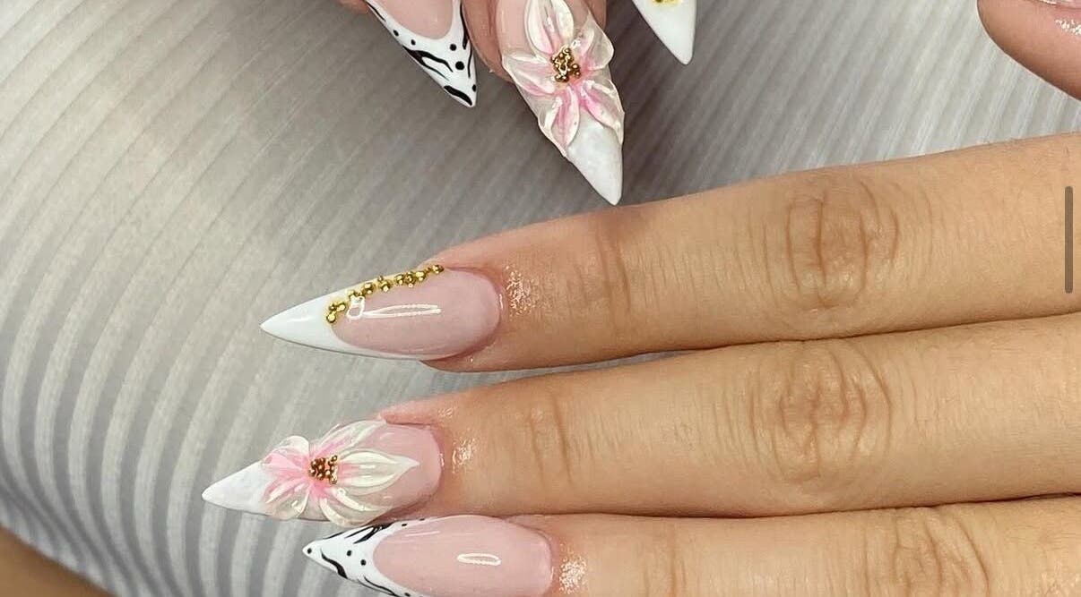 Εντυπωσιακά νύχια με σχέδιο λουλουδιών στο V K, Ηράκλειο, GR.