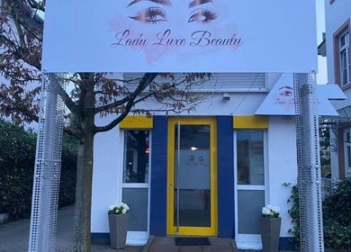 Eingang von LadyLuxeBeauty in Langen (Hessen), Hessen, DE mit stilvollem Schild.