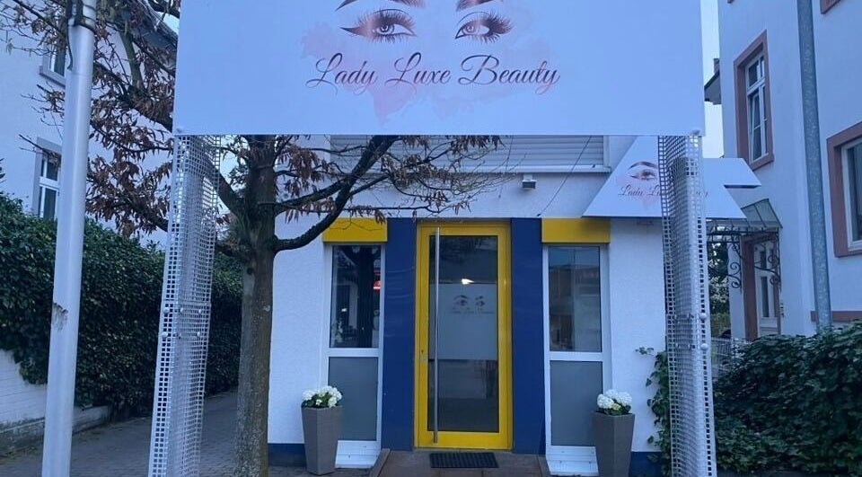 Eingang von LadyLuxeBeauty in Langen (Hessen), Hessen, DE mit stilvollem Schild.