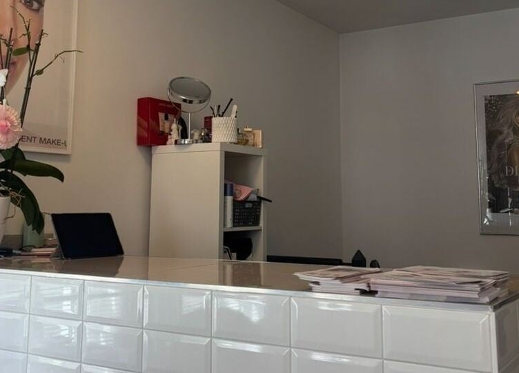 Elegante Empfangstheke bei LadyLuxeBeauty, Langen (Hessen), Hessen, DE, mit stilvoller Dekoration.