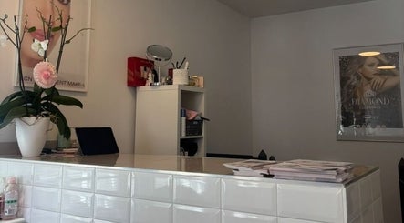 Elegante Empfangstheke bei LadyLuxeBeauty, Langen (Hessen), Hessen, DE, mit stilvoller Dekoration.