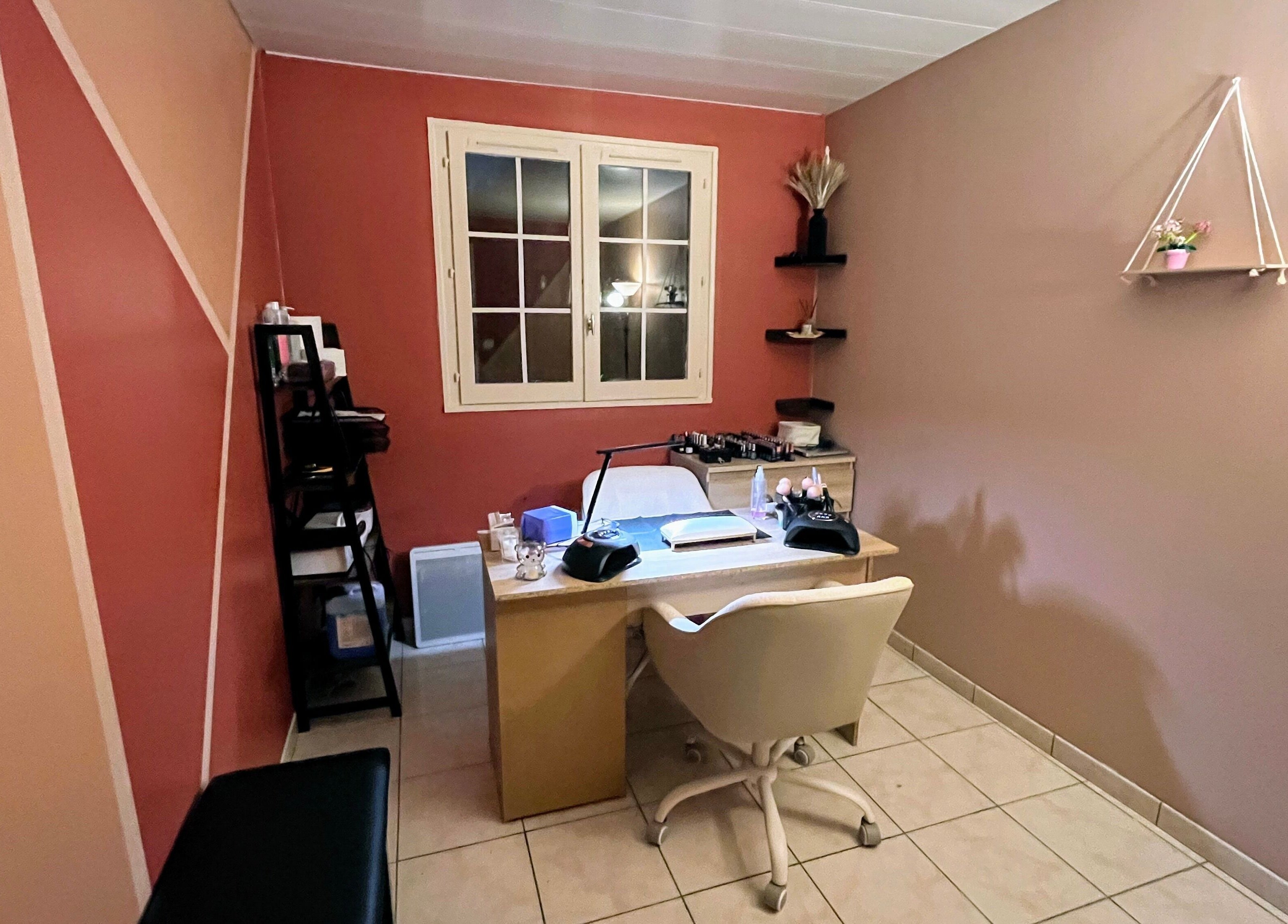 Salon de manucure élégant chez DivineNails à Chelles, Île-de-france, FR, avec mur corail et poste de travail.