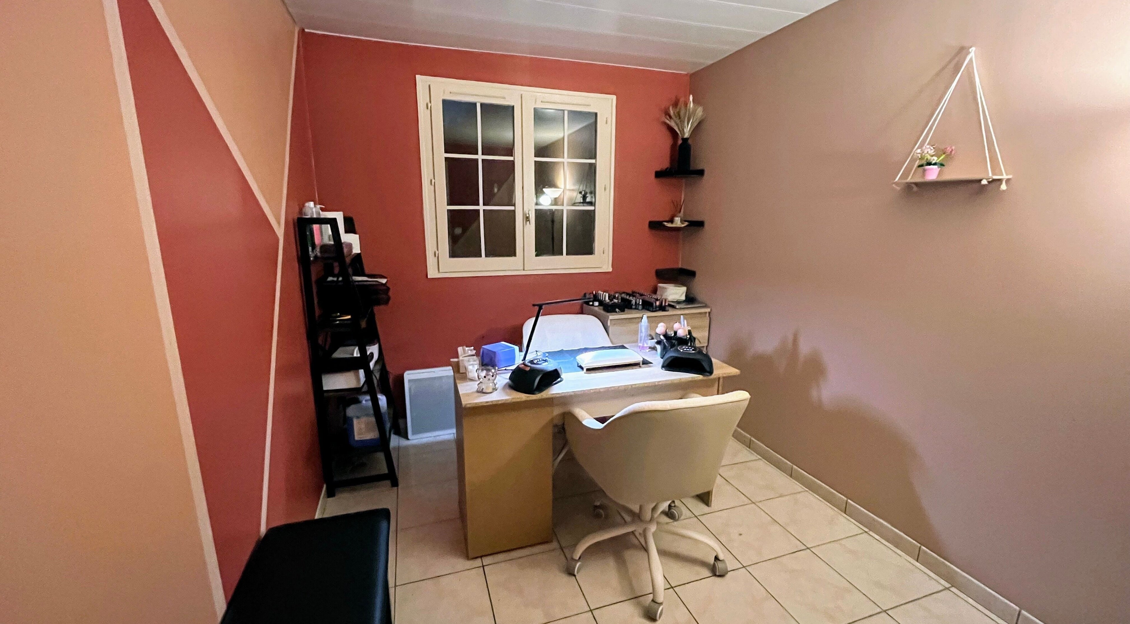 Salon de manucure élégant chez DivineNails à Chelles, Île-de-france, FR, avec mur corail et poste de travail.