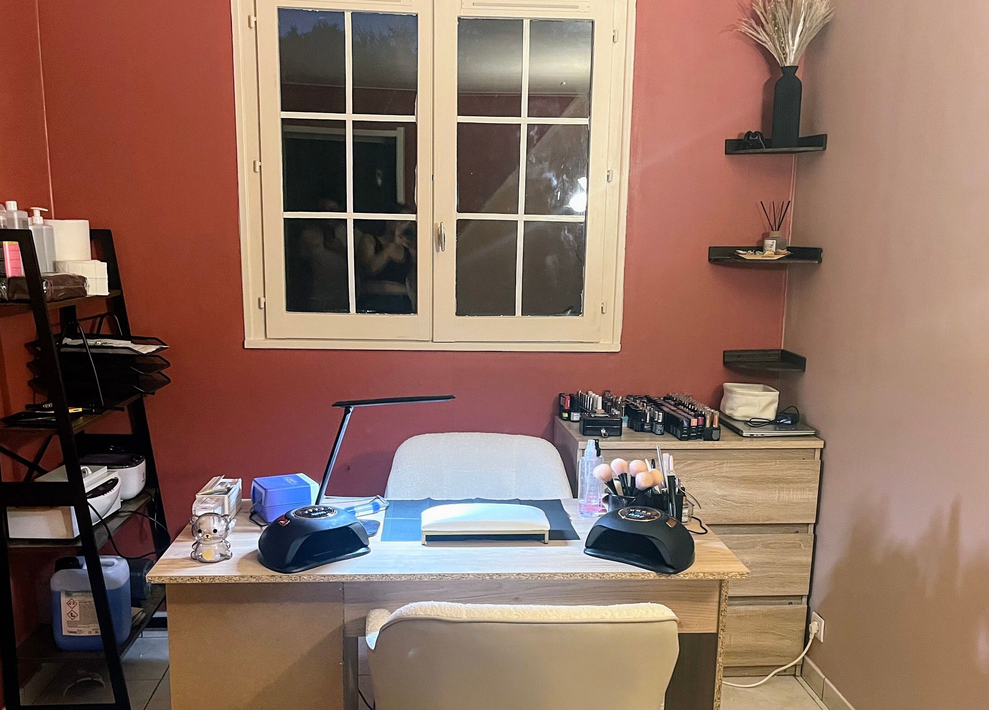 Espace manucure à DivineNails, Chelles, Île-de-france, FR. Design moderne avec bureau élégant et accessoires.