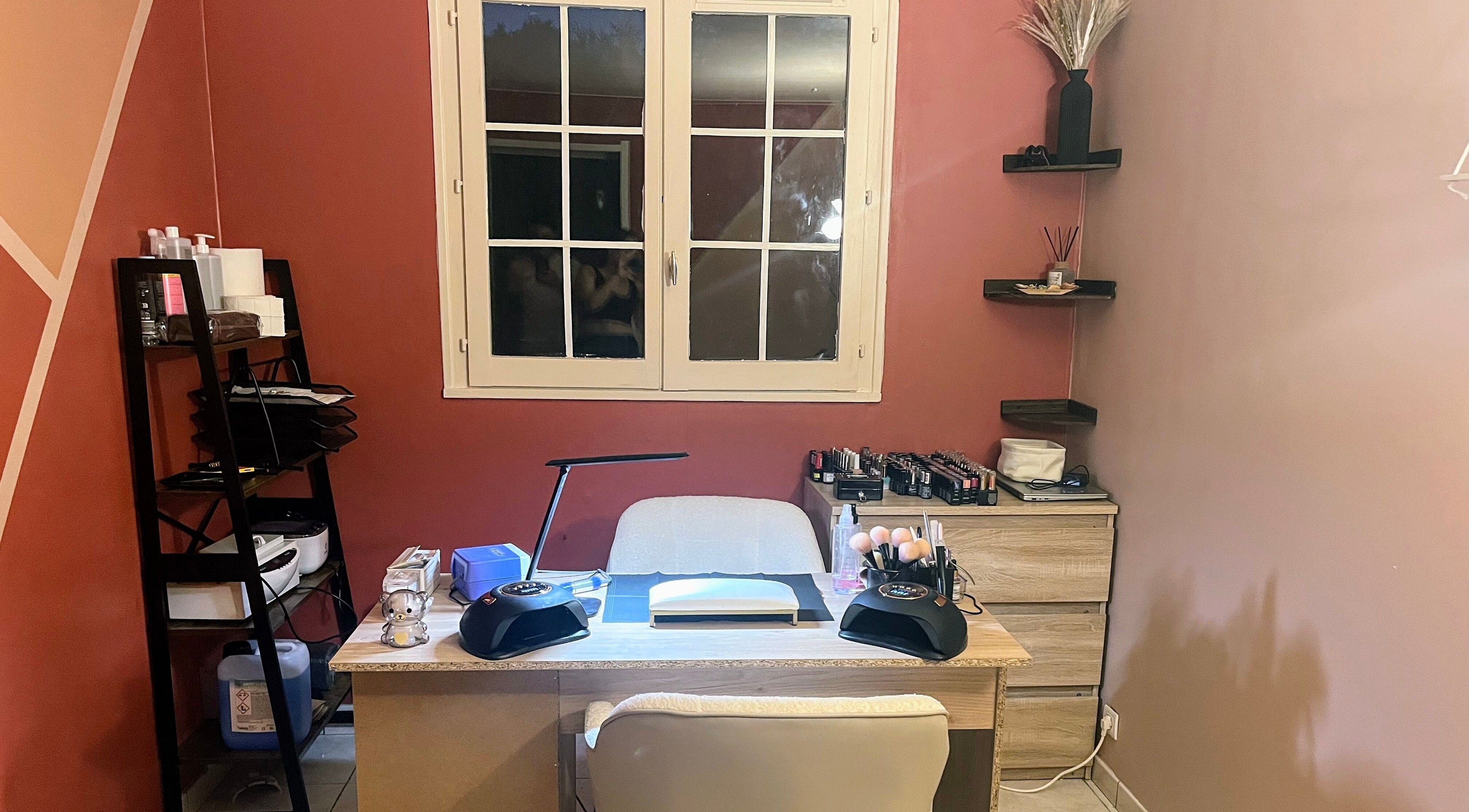 Espace manucure à DivineNails, Chelles, Île-de-france, FR. Design moderne avec bureau élégant et accessoires.