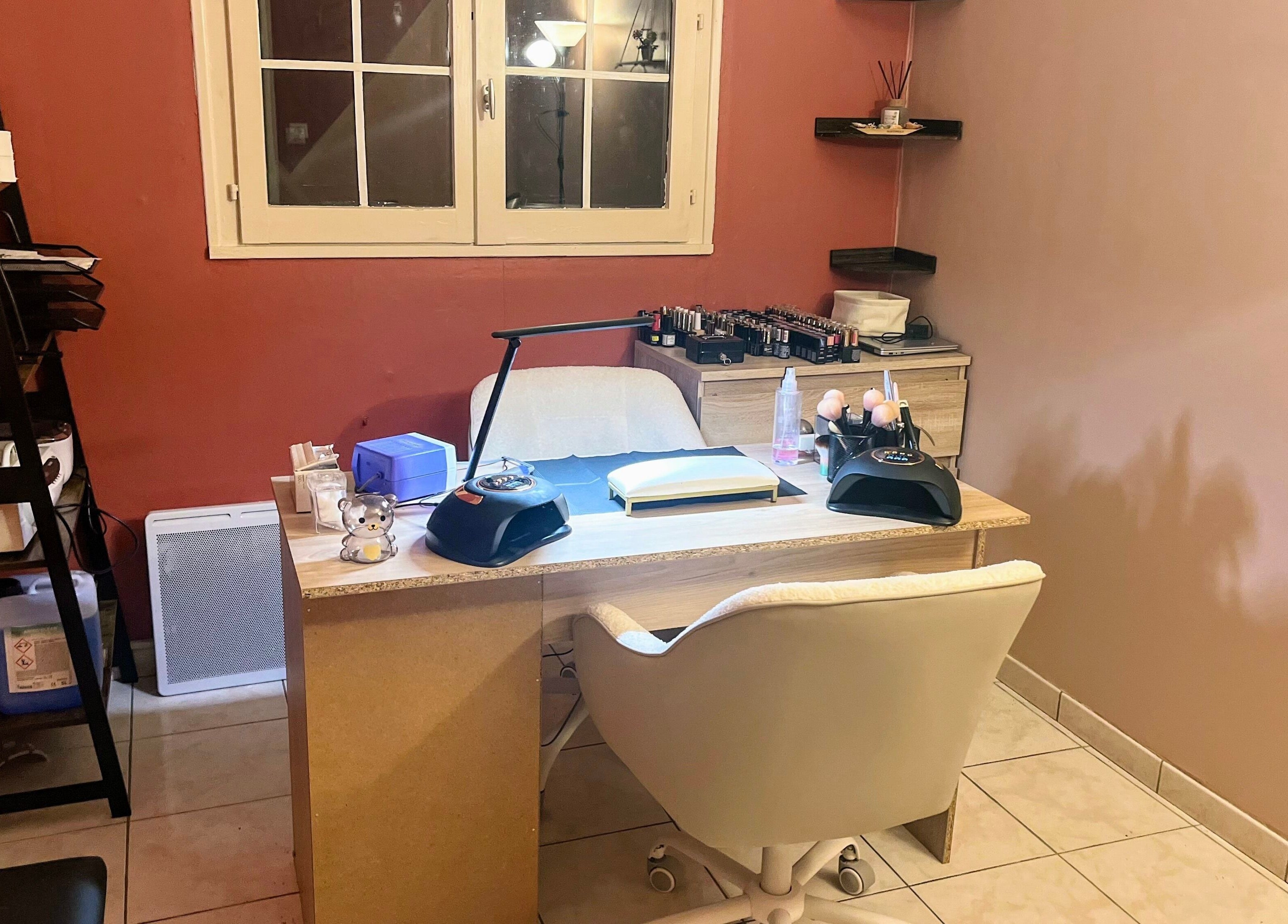 Station de manucure élégante chez DivineNails, Chelles, Île-de-France, FR, ambiance chaleureuse et accueillante.