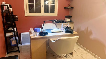Station de manucure élégante chez DivineNails, Chelles, Île-de-France, FR, ambiance chaleureuse et accueillante.