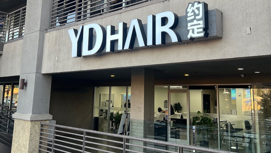 YD HAIR店铺入口，高端美容美发，位于美国加利福尼亚州Rowland Heights。