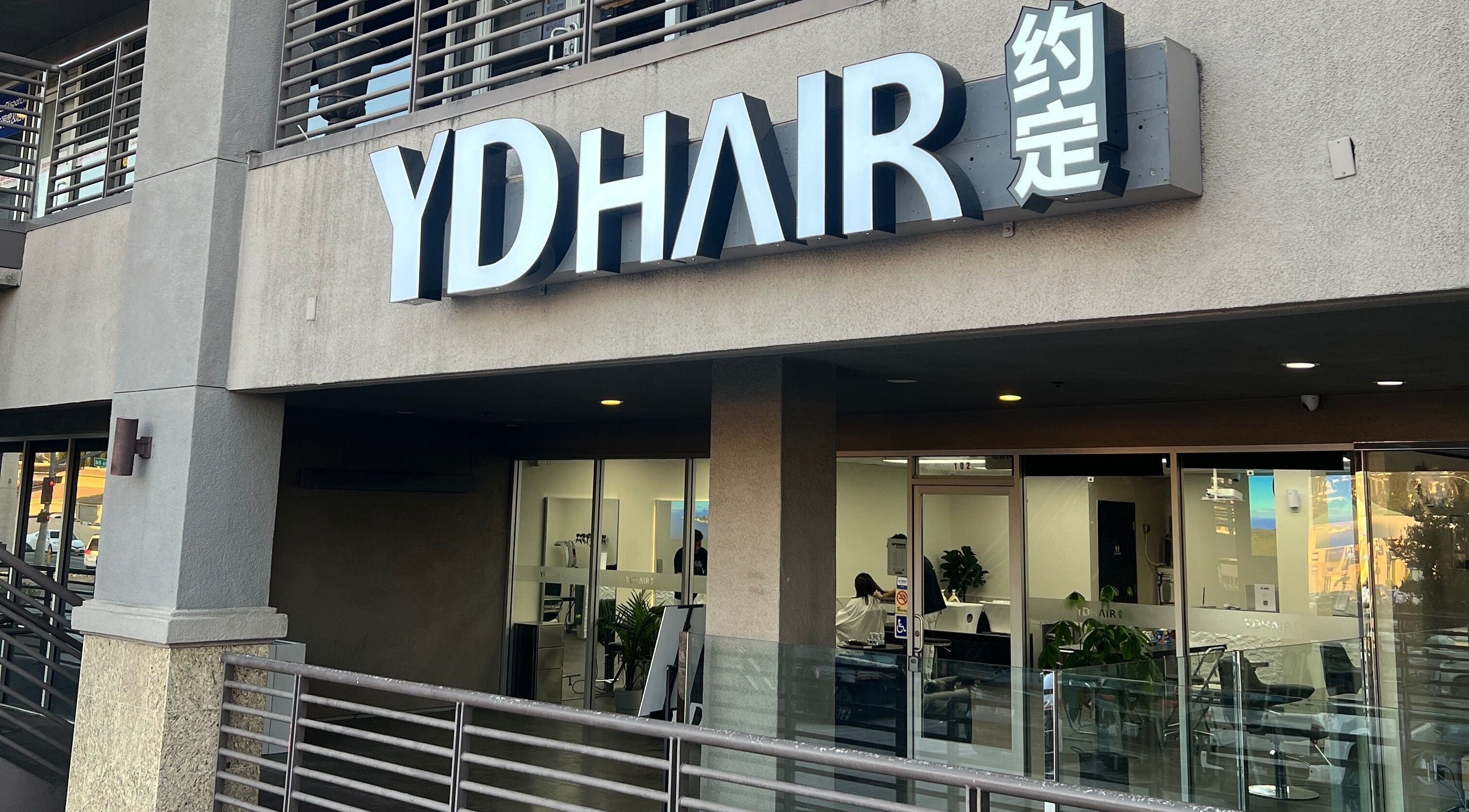 YD HAIR店铺入口，高端美容美发，位于美国加利福尼亚州Rowland Heights。