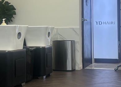 YD HAIR在洛杉矶罗兰岗的现代洗发区，设施齐全，环境优雅。