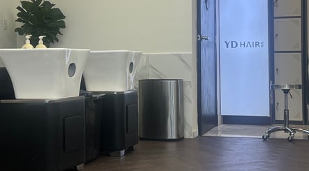 YD HAIR在洛杉矶罗兰岗的现代洗发区，设施齐全，环境优雅。