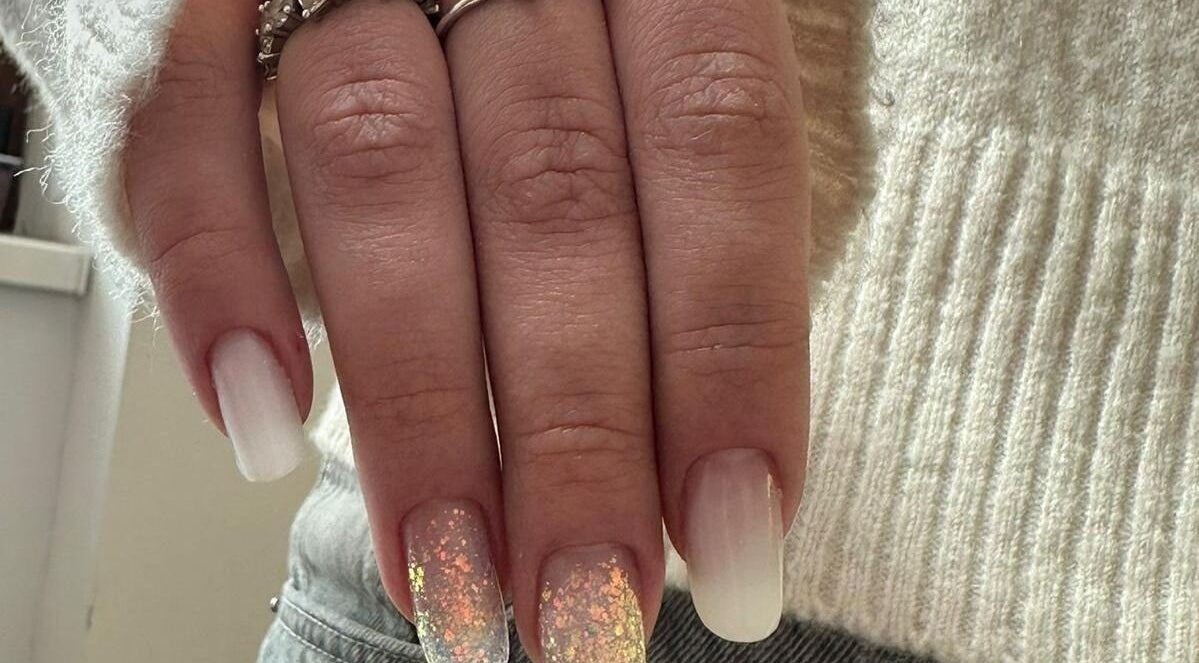 Glamorous glitter nails at Deni.xnails, București, București, RO, showcasing sparkling modern styles.