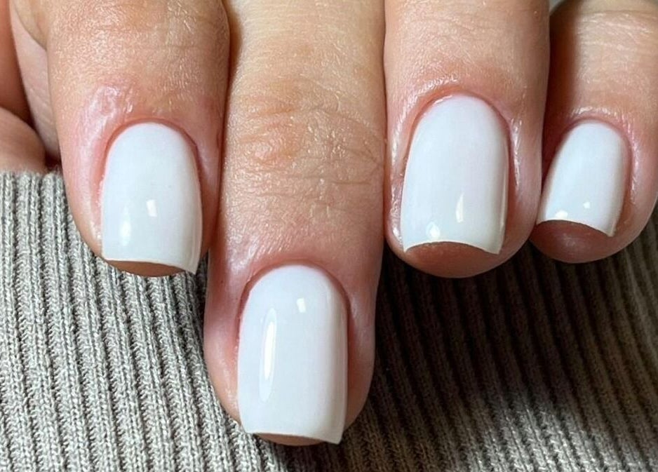 Elegant white nails with glossy finish at Deni.xnails, București, București, RO.
