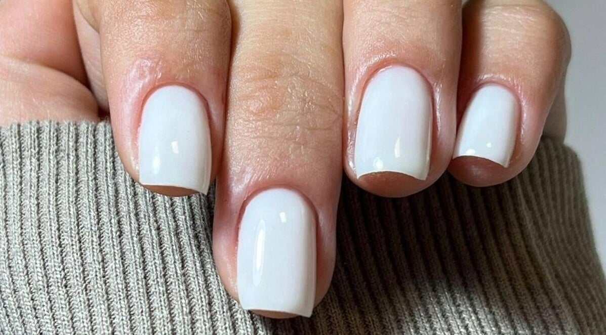 Elegant white nails with glossy finish at Deni.xnails, București, București, RO.