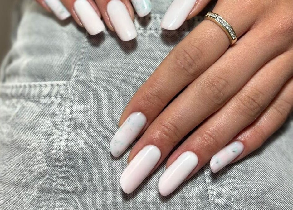 Chic white manicure by Deni.xnails in București, București, RO showcases stylish nail artistry.