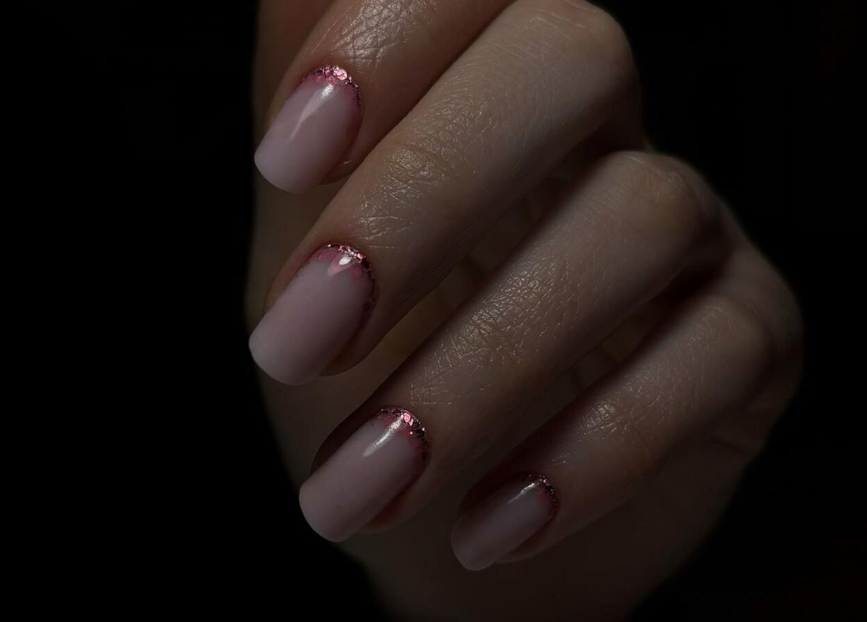 Elegant glitter nails at Deni.xnails, București, București, RO showcasing beauty and style.