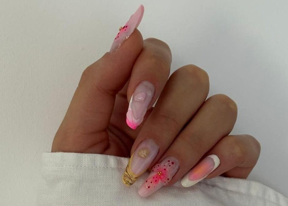Elegant floral nail art by Deni.xnails, located in București, București, RO, showcasing intricate pink designs.
