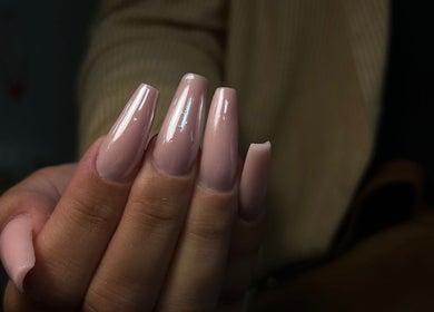 Manucure élégante à Witchy Onglerie, Le Havre, Normandie, FR, mettant en valeur des ongles nude et soignés.