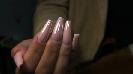 Manucure élégante à Witchy Onglerie, Le Havre, Normandie, FR, mettant en valeur des ongles nude et soignés.