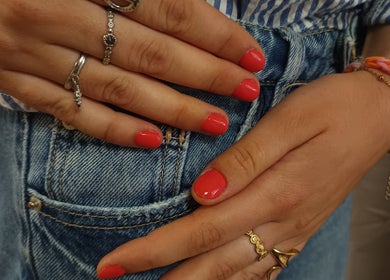 Ongles rouges élégants avec bagues scintillantes chez Witchy Onglerie, Le Havre, Normandie, FR.