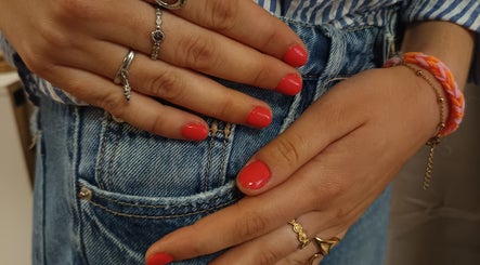 Ongles rouges élégants avec bagues scintillantes chez Witchy Onglerie, Le Havre, Normandie, FR.