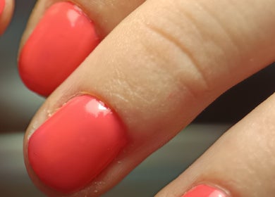 Manucure éclatante à Witchy Onglerie, Le Havre, Normandie, FR. Ongles colorés et soignés en gros plan.