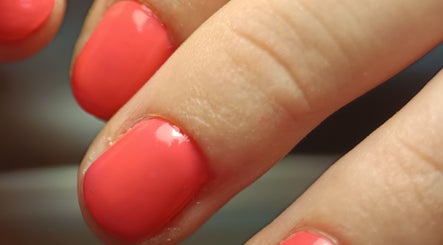 Manucure éclatante à Witchy Onglerie, Le Havre, Normandie, FR. Ongles colorés et soignés en gros plan.