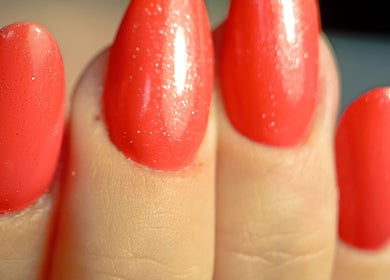 Vernis rouge éclatant au salon Witchy Onglerie, Le Havre, Normandie, FR.