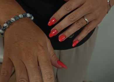 Ongles rouges éclatants à Witchy Onglerie, Le Havre, Normandie, FR.