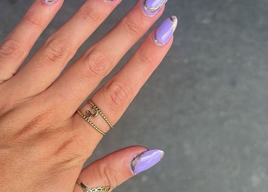 Manucure lavande à Witchy Onglerie, Le Havre, Normandie, FR, avec vernis brillant.
