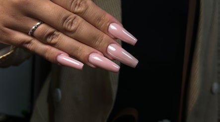 Manucure rose élégante chez Witchy Onglerie, Le Havre, Normandie, FR.