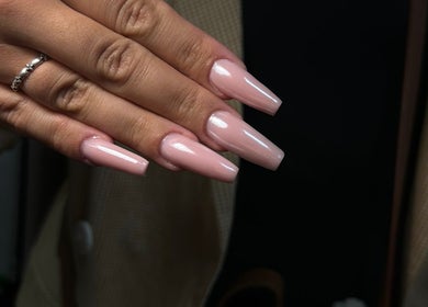 Ongles élégants rose brillant chez Witchy Onglerie, Le Havre, Normandie, FR.