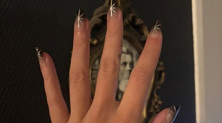 Nail art étoile sur ongles à Witchy Onglerie, Le Havre, Normandie, FR.