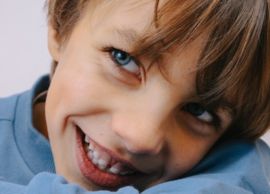 Kind met stralende glimlach bij JZ works, Zoetermeer, Zuid-Holland, NL, weerspiegelt vreugde.