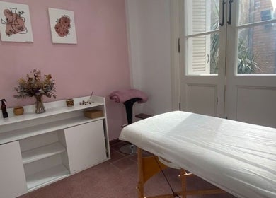 Sala de tratamiento relajante en Lashes Club, Concordia, Entre Ríos, AR, con paredes rosas y decoración elegante.