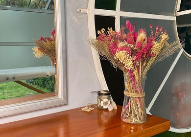 Reflejo floral en Lashes Club, Concordia, Entre Ríos, AR, creando un ambiente acogedor.