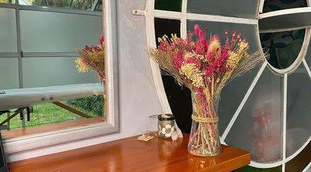 Reflejo floral en Lashes Club, Concordia, Entre Ríos, AR, creando un ambiente acogedor.