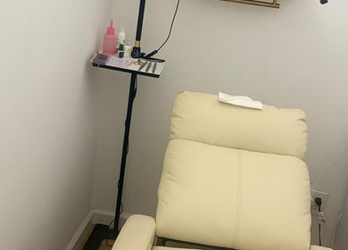 Espacio acogedor en Paolaglamlashes, Nueva York, Nueva York, US, con silla de tratamiento y artículos de belleza.