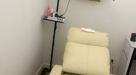 Espacio acogedor en Paolaglamlashes, Nueva York, Nueva York, US, con silla de tratamiento y artículos de belleza.