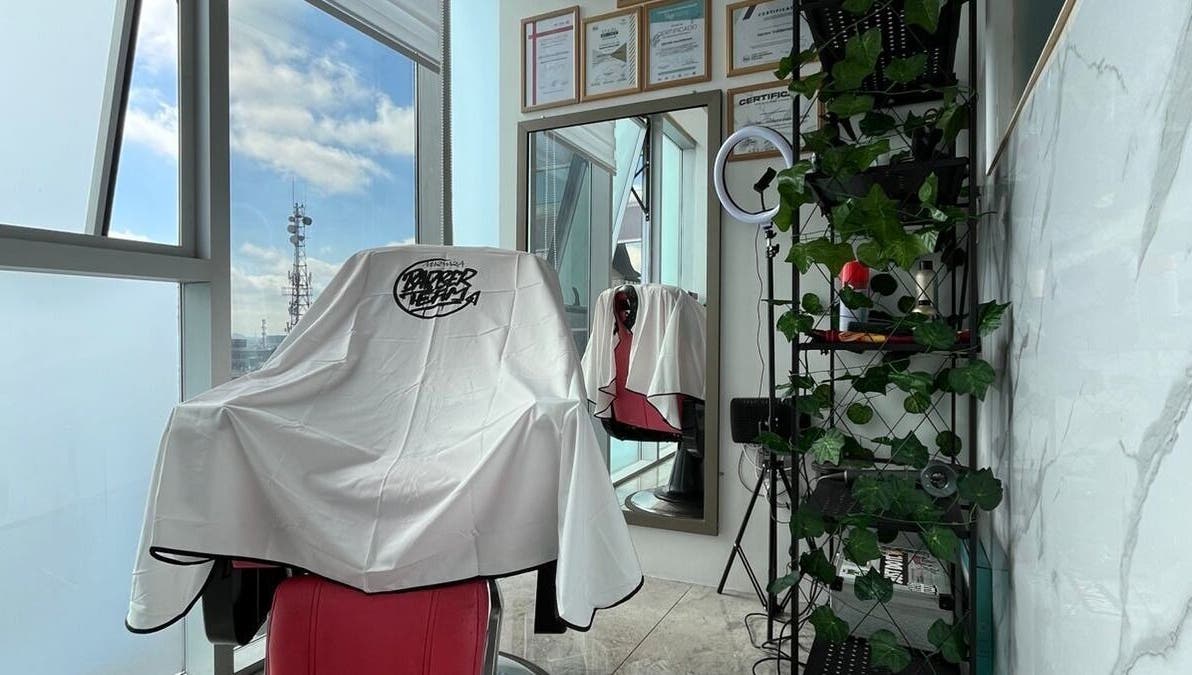 Interior elegante de La H barber studio, Cautin, Araucanía, CL, con silla y decoración moderna.