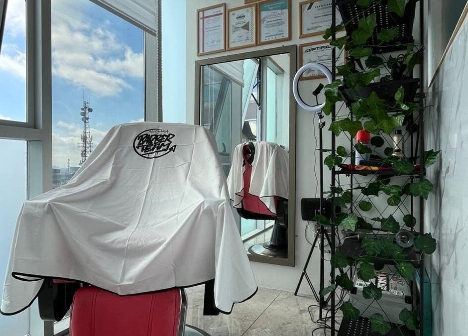 Interior elegante de La H barber studio, Cautin, Araucanía, CL, con silla y decoración moderna.