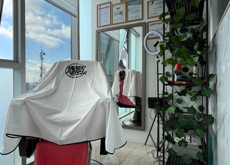 Interior elegante de La H barber studio, Cautin, Araucanía, CL, con silla y decoración moderna.