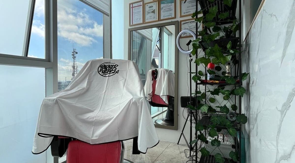 Interior elegante de La H barber studio, Cautin, Araucanía, CL, con silla y decoración moderna.