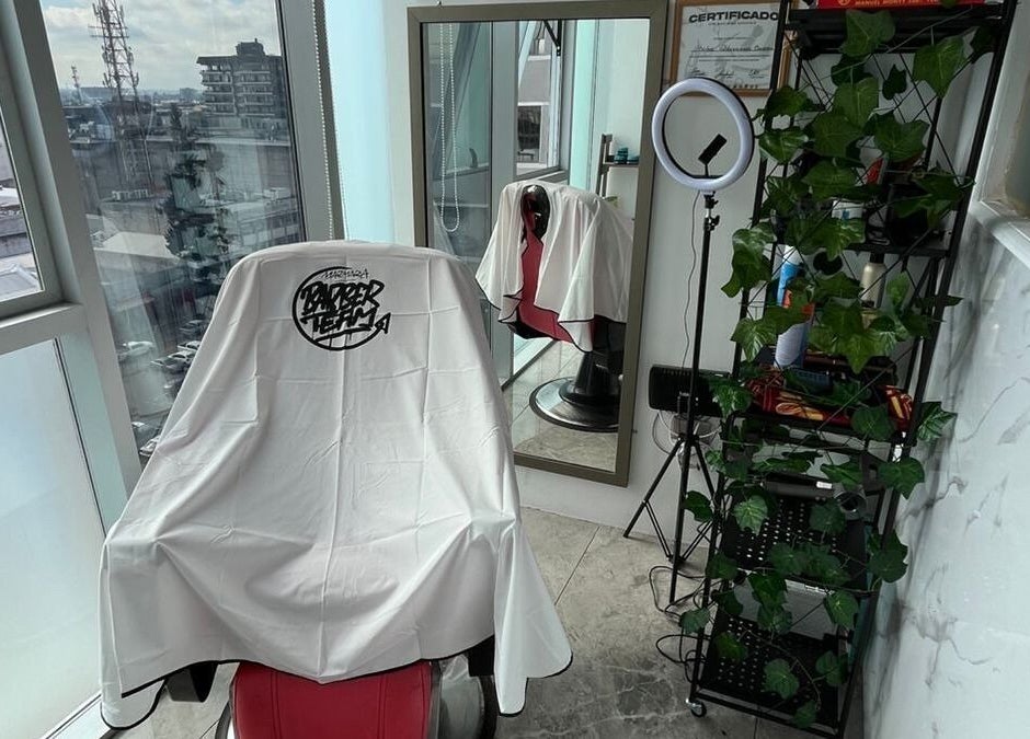 Interior moderno de La H barber studio en Cautin, Araucanía, CL con silla de barbero y espejo elegante.