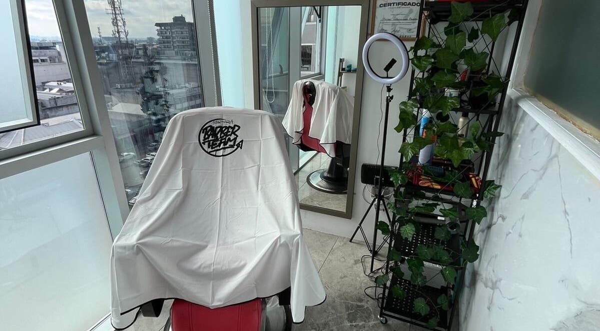 Interior moderno de La H barber studio en Cautin, Araucanía, CL con silla de barbero y espejo elegante.