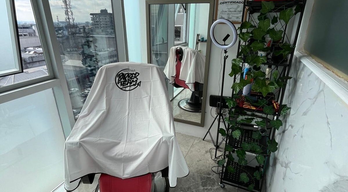 Interior moderno de La H barber studio en Cautin, Araucanía, CL con silla de barbero y espejo elegante.