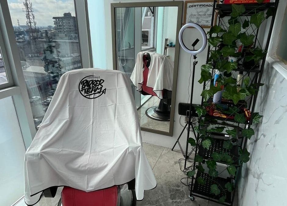 Moderno estudio de barbería en La H barber studio, Cautin, Araucanía, CL con vista panorámica.