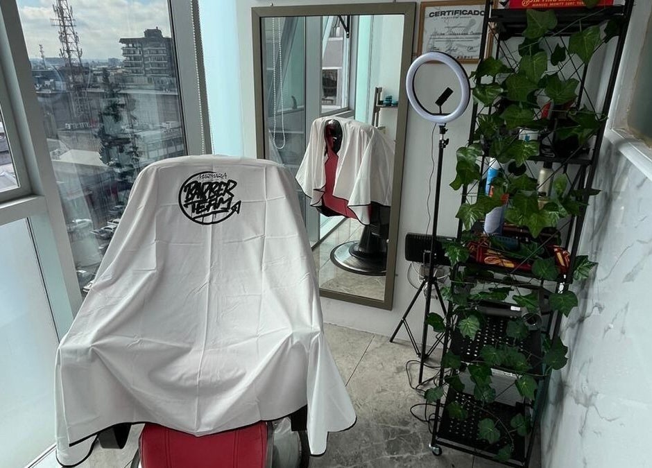 Moderno estudio de barbería en La H barber studio, Cautin, Araucanía, CL con vista panorámica.