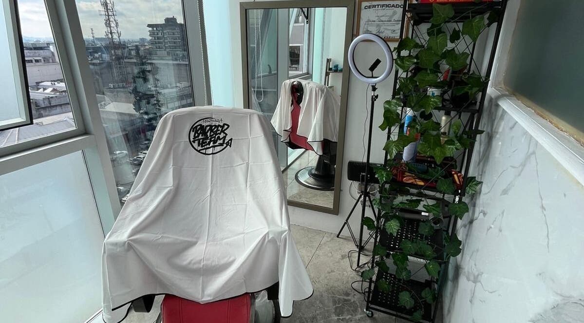 Moderno estudio de barbería en La H barber studio, Cautin, Araucanía, CL con vista panorámica.